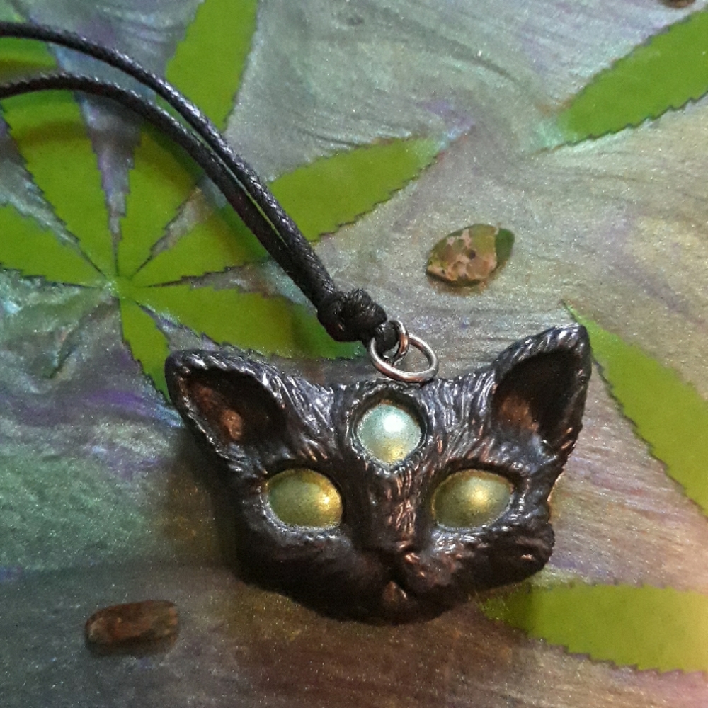 Third eye alien kitty pendant green eyes
